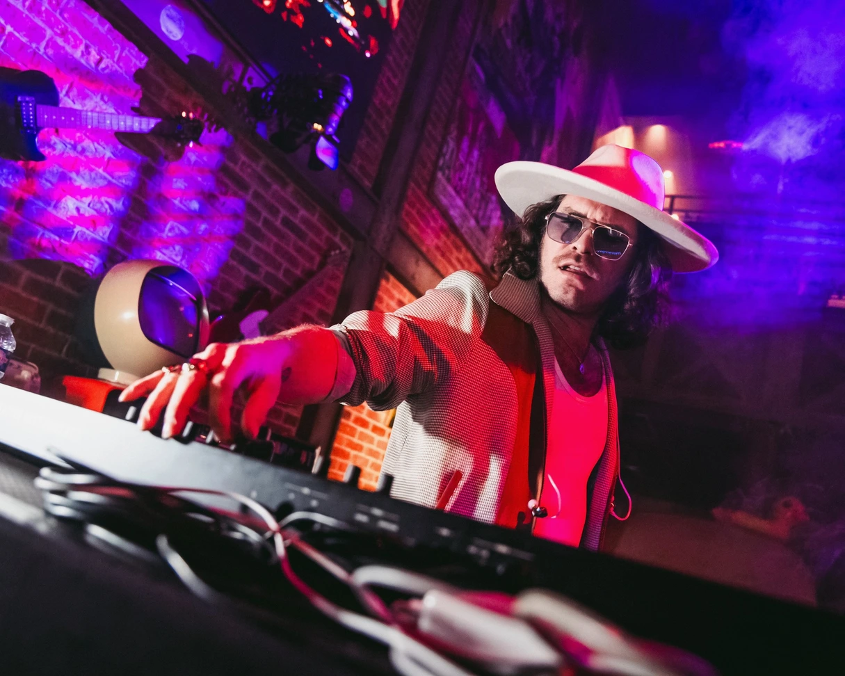 La Madrague — DJ au chapeau sous les néons