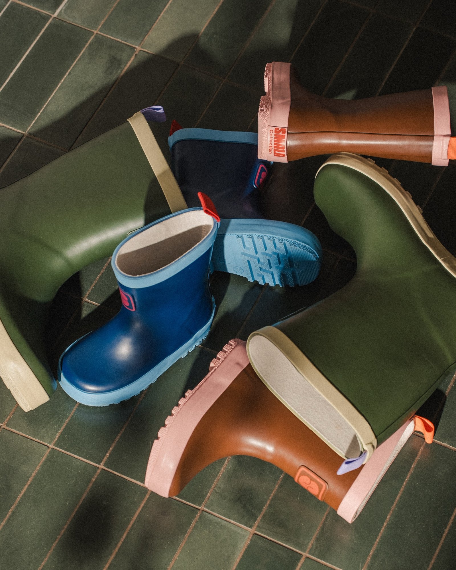 Smala — bottes de pluie vues de dessus sur le carrelage