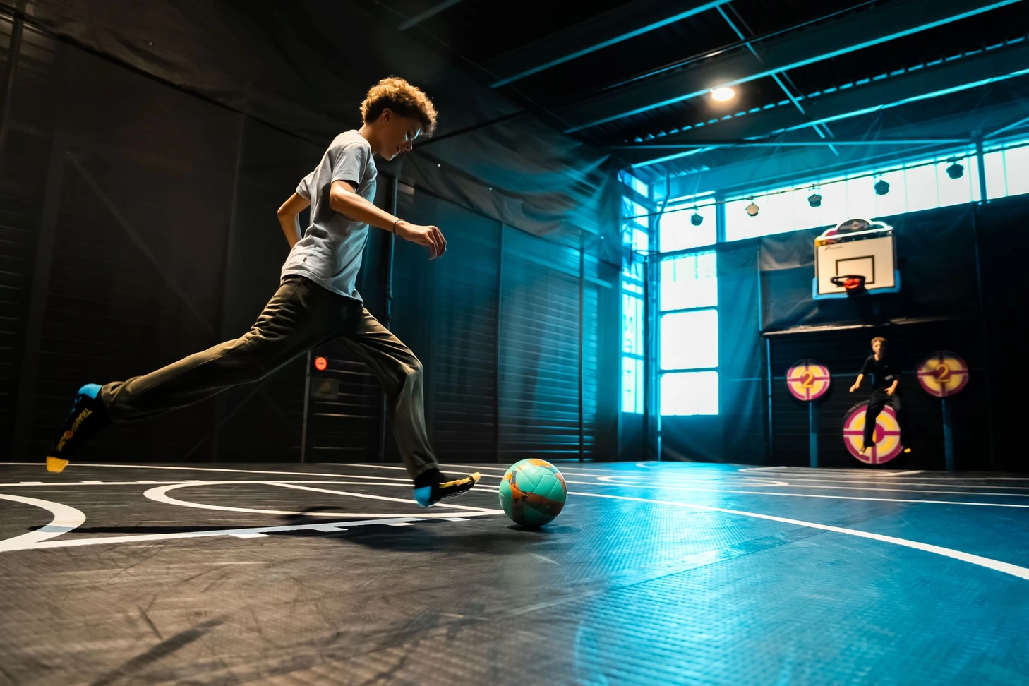 Trampoline 44 — enfant qui frappe le ballon en foot indoor
