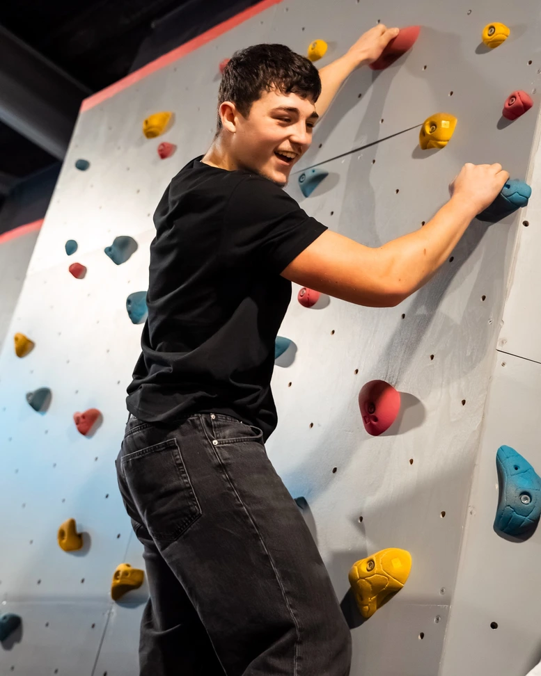 Trampoline 44 — grimpeur sur le mur d'escalade de bloc